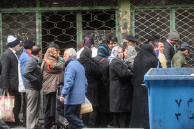 تجمع تعدادی از سرپرستان خانوار در ساختمان بازرگانی 